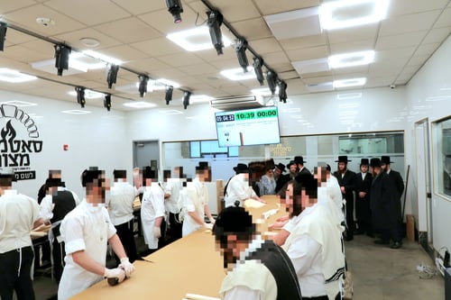 בבגדי שבת | הרבי מסאטמר סייר במאפיית המצות של החסידות בברוקלין