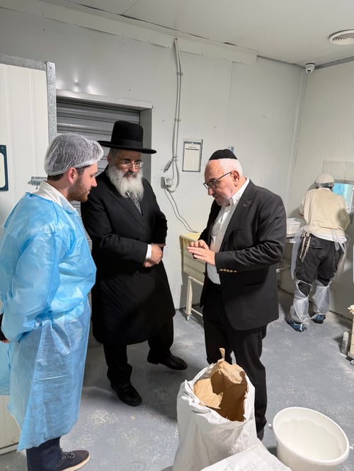 מול האש בצפת: רבי ישראל אברג'ל פיקח ואפה מצות עבור בני הקהילה