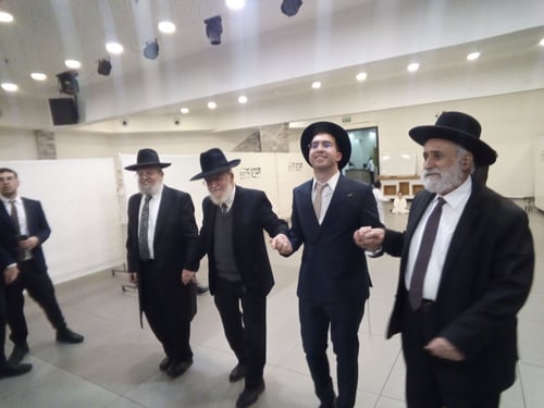 קוֹל חָתָן: שמחת האירוסין לנכדו של הגאון רבי צמח מאזוז
