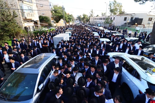 מ"מ ר"ע ב"ב הכתיר את אחיו לרבי | מסע הלוויית המשגיח רבי אביעזר שפירא זצ"ל