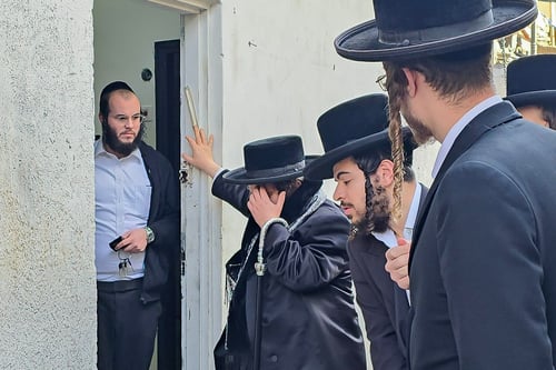 רעידת אדמה חסידית: הרבי ה'צינור' נחת בארה"ב, והתקבל בשיירת ענק ובסירנות 
