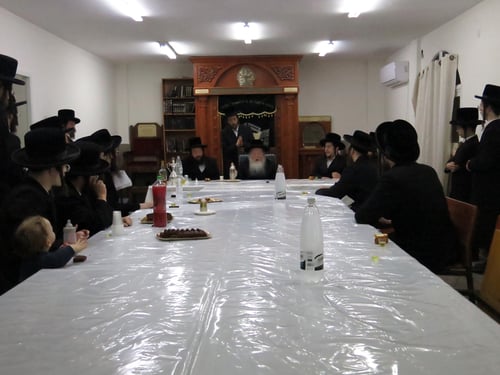 הֲרִימוֹתִי בָחוּר מֵעָם | ה'לחיים' המיוחד שערך הרבי מקריית גת לרגל אירוסי נאמן ביתו