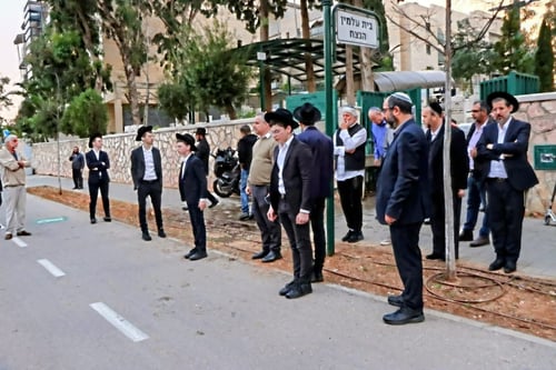 בציון רבה של רמת השרון | המונים פקדו את קברו של הגאון רבי יעקב אדלשטיין זצ"ל