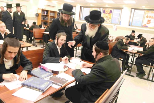 חמש שעות של קורת רוח | כך נעלו בחורי קאסוב ויז'ניץ את ימי השובבי"ם בסילודין
