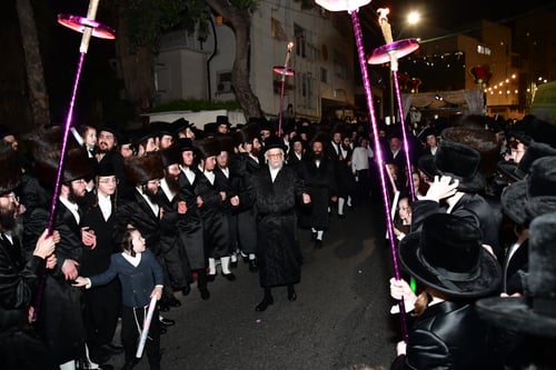 רטט קדושה בכרמל | המשב"ק המסור של סערט ויז'ניץ הכניס ס"ת לזכר רעייתו