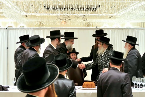נאה דורש ונאה מקיים: שמחת אירוסין לנכד האדמו"ר מסאטמר – באולם קטן בקריית יואל
