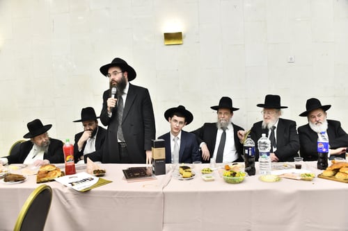 בין הפרשים לשמחת חתן וכלה: צאצאי גדולי התורה התארסו בלב הסערה של רחוב חגי