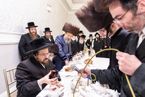 באולם בבורו פארק בהשתתפות המשפחה; כך נפדה נינו של האדמו"ר מבאבוב 45