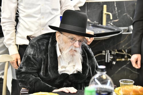 לאחר שלא השתתף בנישואי נכדתו, הגר"מ גריינמן פיזז בשבע ברכות | הסיבה והתיעוד