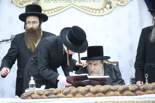 לא רצה להיפרד | השירה המרטיטה של האדמו"ר מרחמיסטריווקא עם הבחורים