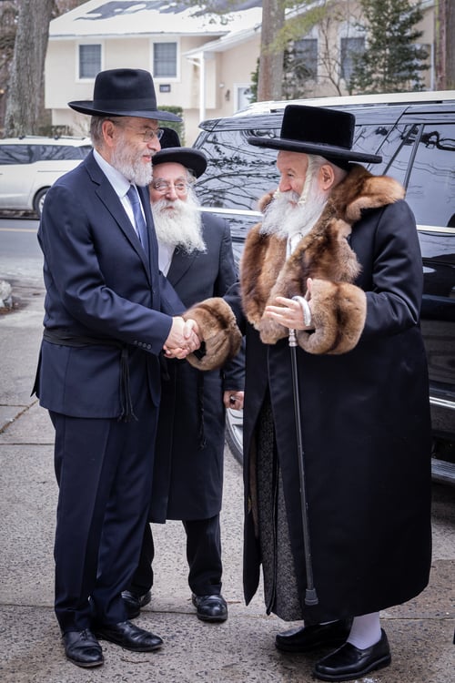 בשיא הכפור האמריקאי | האדמו"ר מבאבוב הופיע בהדרו בעיר התורה לייקווד 