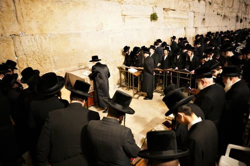 מול אבני הכותל: האדמו"ר מנדבורנה ירושלים במעמד תפילה מרטיט בסיום ימי השובבי"ם