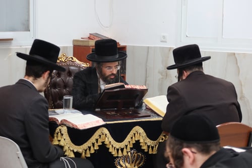 לְמַעְלָה מִן הַזְּמַן: האדמו"ר מזוועהיל הגה עם הבחורים שמונה שעות של לימוד ברציפות 