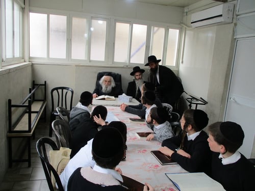 באידיש ובעומק העיון: ילדי מודיעין עילית במבחן אצל הגאון הרב יהושע דוד טורצ'ין