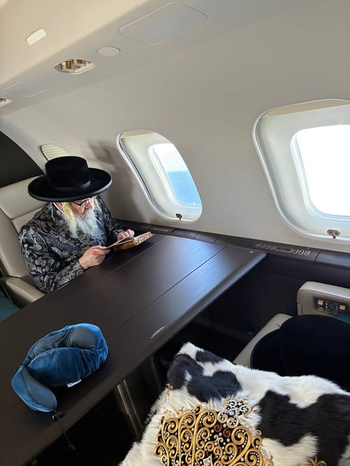 מטוסים פרטיים, ומעמדי הוד | הרבי מסאטמר הלהיב את אירופה החרדית • תיעוד מרהיב