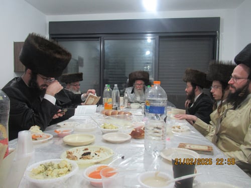 ניחוח חסידי בצפון: האדמו"ר מראזלא חילק קוביות סוכר לתושבים בטבריה