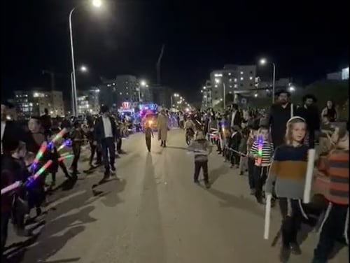 לראשונה בטבריה עילית | רחוב ויצמן נחסם לרגל מעמד הכנסת ספר תורה של ברסלב 