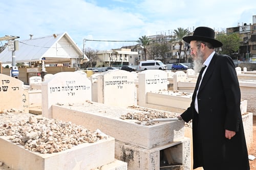 בחלקת הרבנים | ראש הישיבה הגרב"ד פוברסקי פקד את קברי הוריו וידידו זצ"ל