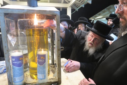 האחים לבית סאסוב והחסידים התאחדו בתפילה בטבריה בראשות האדמו"ר | תיעוד