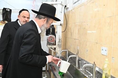 עוד לפני פורים | גדולי ישראל באפיית מצות וריקוד הדבקות של הגר"ש גלאי • צפו
