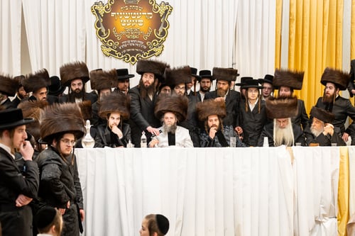 הרבי מכפר עטה הגיע: האחים האדמו"רים פיזזו שלובי זרוע בשמחת הענק בארה"ב