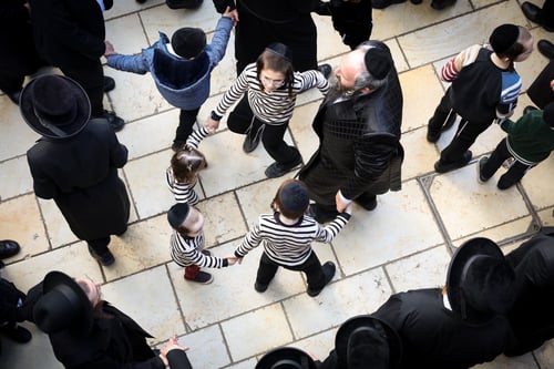 מריקוד הבקבוקים ועד עשרות החלאק'ס | צפו בתיעוד מרהיב מחגיגות ז' באדר במירון 