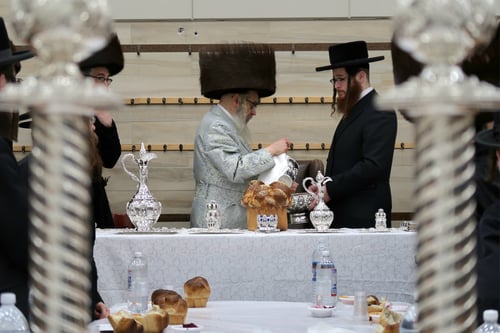 הצדעה בקריית יואל | מי הם 'החיילים' שקיבלו את פני האדמו"ר מסאטמר?