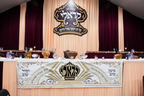 קול צהלה בוויליאמסבורג; הרבי מקראלי השיא את נכדו בהיכל בית מדרשו בברוקלין