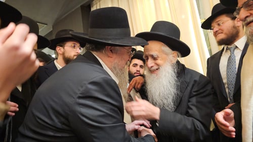שמחה בבית אבוחצירא: נין הבבא סאלי התארס עם בת הגאון רבי יוסף פרץ מפנמה