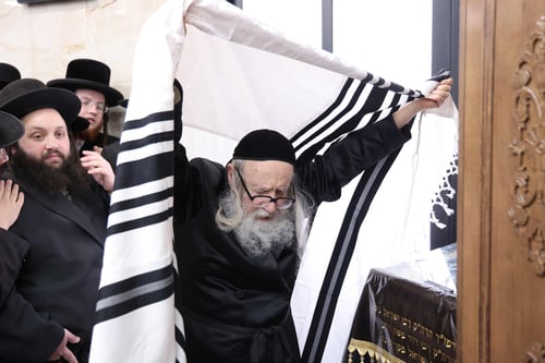סנדקאות נדירה באמשינוב | הרבי הגיע לביתר ושימש כסנדק בברית הנין בערב שבת