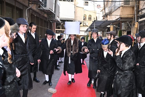 שמחה במקלט | בצל הנחיות פיקוד העורף, כך חגגו ילדי בעלזא את מסיבת הפורים