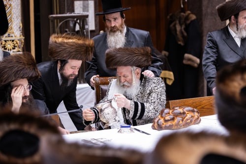 ביום ההילולא של אחיו זצ"ל | הרבי מבאבוב ערך את השולחן, והעתיר לישועתן של ישראל