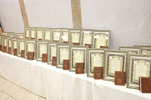 כשרבם של חסידי סלונים פצח בריקוד נלהב עם פרחי התלמידים; צפו