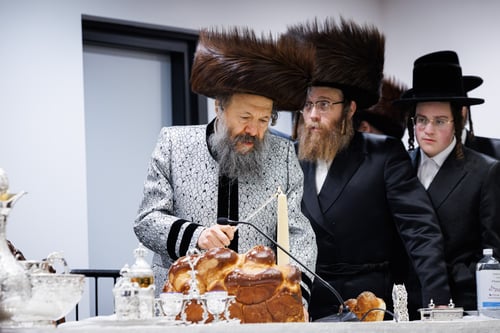 ביום ההילולא | הרבי מבאבוב 45 הזמין את אדמו"רי החסידות לשמחת נישואי צאצאיו