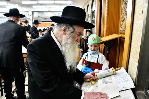 סֵפֶר דִּבְרֵי הַיָּמִים | גדולי רבני עיר התורה בני ברק בקריאת המגילה • צפו