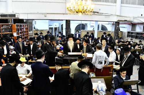 תלמידי הישיבה האזינו בדקדוק רב לשמיעת קריאת המגילה מפי רבי שלמה קנייבסקי 