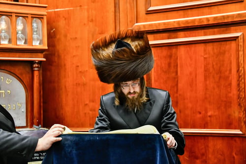 המנהג המלכותי; הרבי מסאדיגורה הכה את 'המן' עם רעשן מכסף טהור בפתח ה'דאווין צימר'