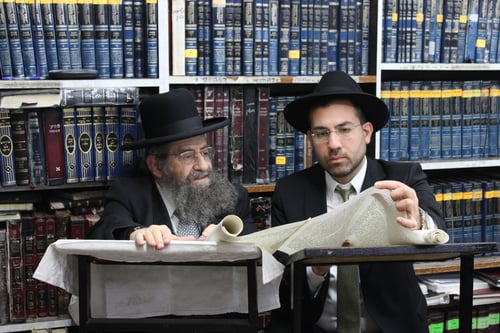 צפו בתיעוד | רבה של בני ברק, הגאון רבי מסעוד בן שמעון בקריאת המגילה 