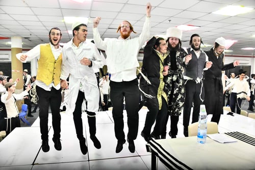השמחה שהרקיעה שחקים בסלובדקה | ליל פורים במחיצת גדולי הדור בצל המלחמה