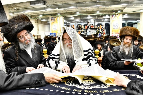 הרבי עמד במרכז בית המדרש | ליל פורים בחצר הקודש דארג 