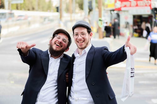 "והעיר ירושלים צהלה ושמחה": גלריה ססגונית מהאווירה המיוחדת במאה שערים