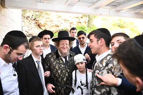 עם קפטן מוזהב וחלות ענק | הצצה לטיש המלכותי של הגרש"ב סורוצקין בפורים