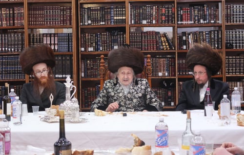 כמיטב היום | השמחה הסוחפת בטיש פורים בסקאליע שבארצות הברית