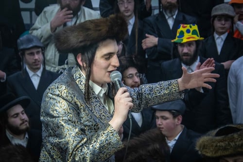 ויתר על כל ההופעות | מוטי שטיינמץ עלה על השולחן לפני השרף מניקלשבורג