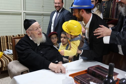 מקריאת המגילה ועד הקוויטל לאדמו"ר
מבעלזא | פורים בצל הגרמ"צ ברגמן