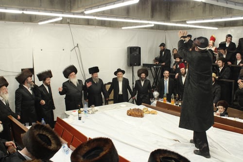 ביאלה רמת אהרן | הבחור האזוק שקיבל צווי גיוס רקד מול פני האדמו"ר שעודדו בעוז