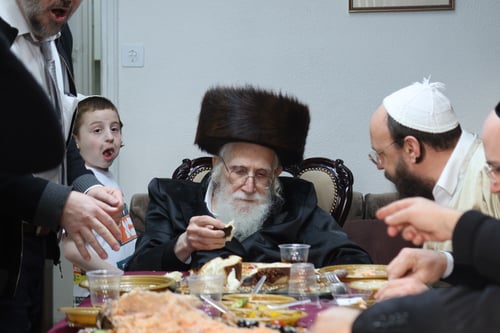פורים של התעלות: כשמנהיג 'בני תורה' חבש לראשו את ה'עטרה' החסידית • תיעוד מיוחד