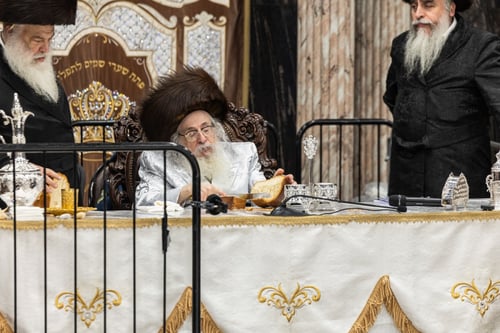מי בידח במעמדי האורה בצל הרבי מצאנז קלויזנבורג, ואלו אורחים נצפו בין האלפים?