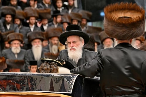 ממחצית השקל ועד לשמחת בר המצווה לנכד האדמו"ר | פורים בחצה"ק ויז'ניץ