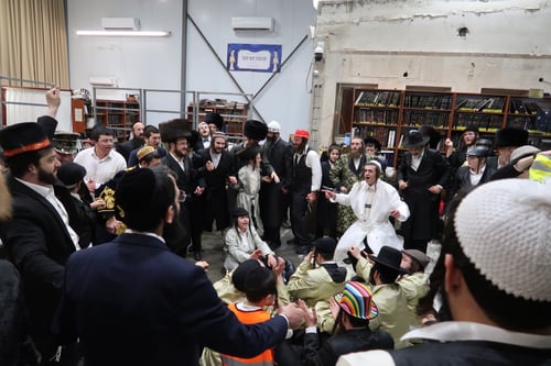 "בְּנֵי הֵיכָלָא דִּכְסִיפִין": פורים מרומם בחצר הקודש אשלג